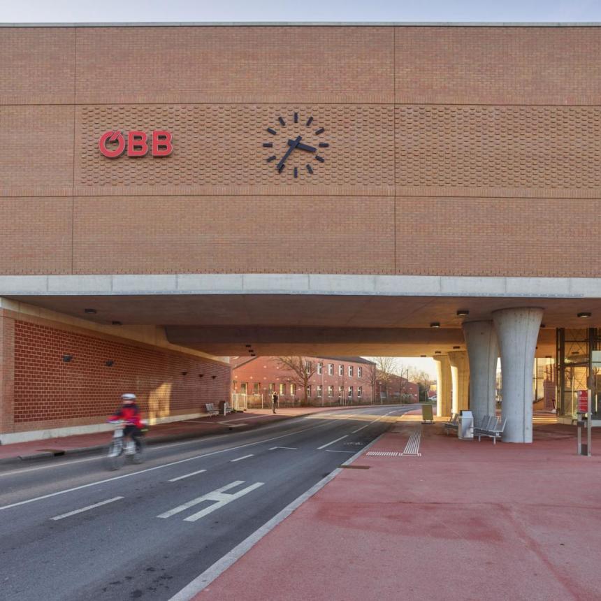 ostertag ARCHITECTS, Wien (AT)	Backsteinbau mit Gleis und Ausblick: Bahnhof Hennersdorf, Hennersdorf (AT)